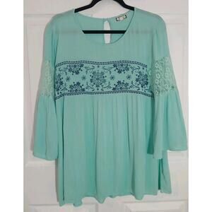 Eye Shadow Shirt Women’s Size XL Mint Green 3/4 Sleeve Lace Accents
